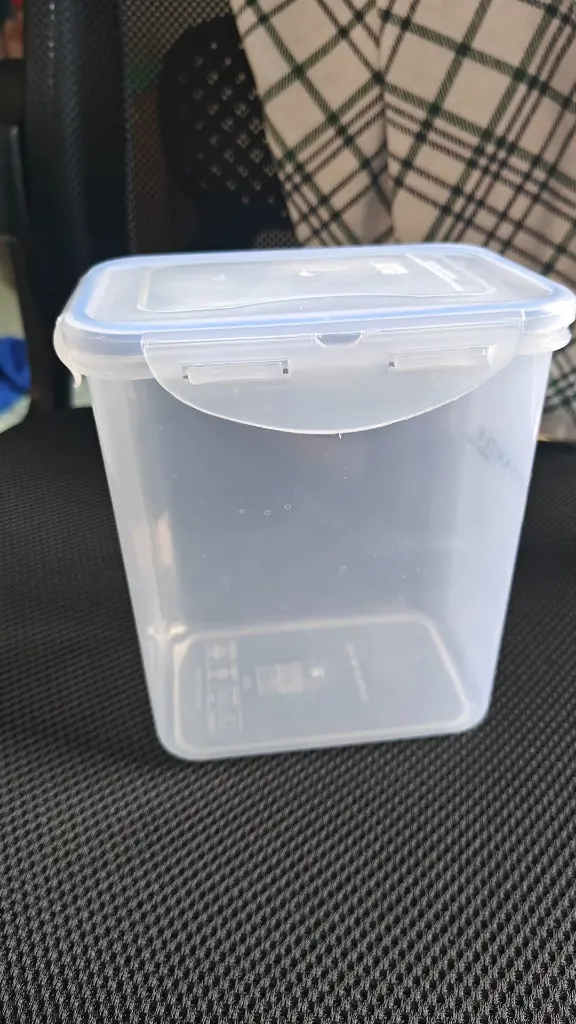 Airtight plastic container 1b.webp